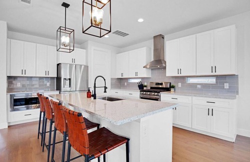 MLK Casa | Downtown Bliss: Modern 4-Bedroom Retreat w/Hot Tub