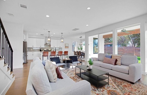 MLK Casa | Downtown Bliss: Modern 4-Bedroom Retreat w/Hot Tub