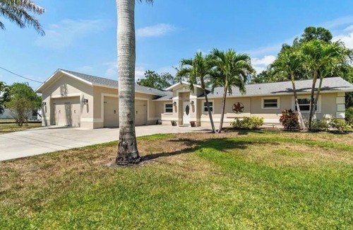 Bonita Springs Casa | Downtown Bonita Springs home with pool and lanai.
