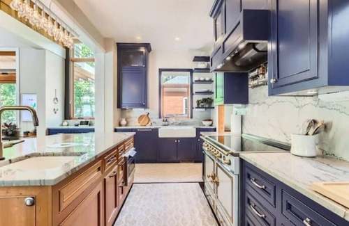 Downtown Apartamento | Downtown Boulder Gem – Stylish 5BDR by the Creek