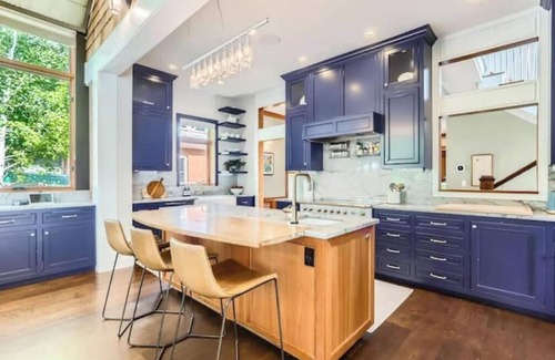 Downtown Apartamento | Downtown Boulder Gem – Stylish 5BDR by the Creek