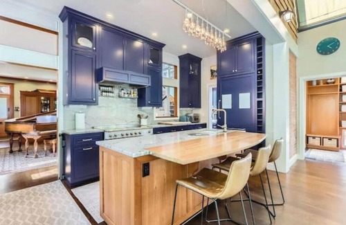 Downtown Apartamento | Downtown Boulder Gem – Stylish 5BDR by the Creek