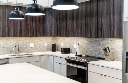 Appleton Apartamento | Downtown! Brand New, Modern, Massive Kitchen with Island + Game Room & Theater.