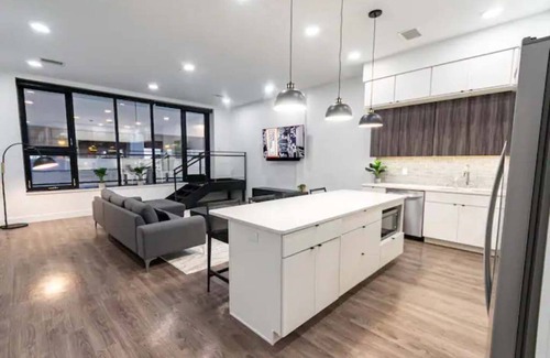 Appleton Apartamento | Downtown! Brand New, Modern, Massive Kitchen with Island + Game Room & Theater.