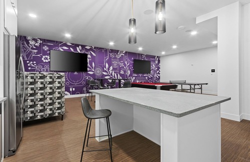 Appleton Apartamento | Downtown! Brand New, Modern, Massive Kitchen with Island + Game Room & Theater.