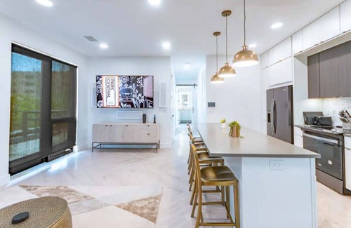 Appleton Apartamento | Downtown! Brand New, Modern, Massive Patio, Great Kitchen + Game Room & Theater.