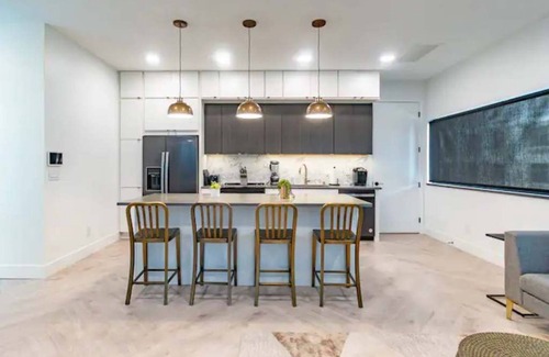 Appleton Apartamento | Downtown! Brand New, Modern, Massive Patio, Great Kitchen + Game Room & Theater.