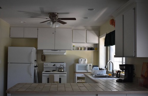 Williston Casa | Downtown Bungalow - Easy walking distance to Restaurants and Shops.