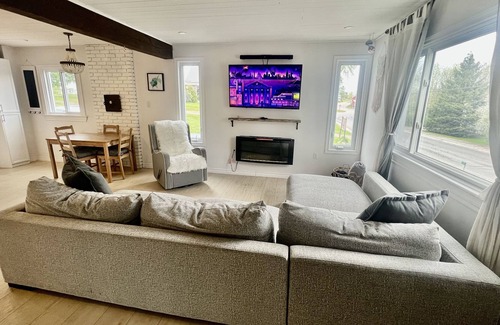 Calabogie Casa | Downtown Calabogie vacation getaway. Walking distance to so much ! w/Hottub
