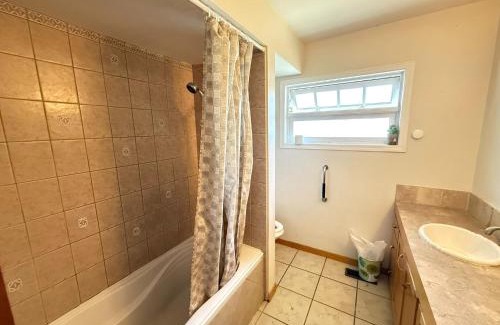 Surrey Apartamento | Downtown Central City Cozy Private 2 Bedroom Basement Suite - Independent Entry