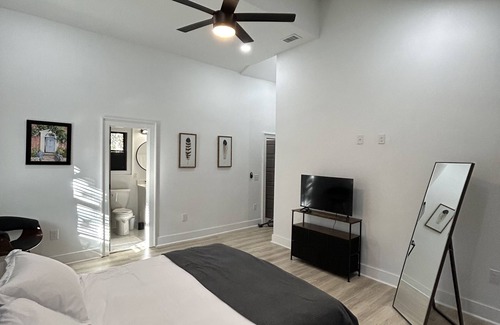 Westside Cabaña | Downtown Charleston cottage, next to Hampton Park. Great location!!