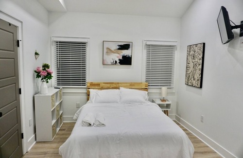 Westside Cabaña | Downtown Charleston cottage, next to Hampton Park. Great location!!