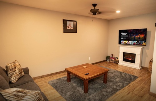 Ahsahka Apartamento | Downtown Charm: Cozy Retreat