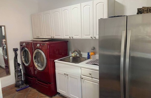 Upper Riviera Apartamento | Downtown Charm with AC