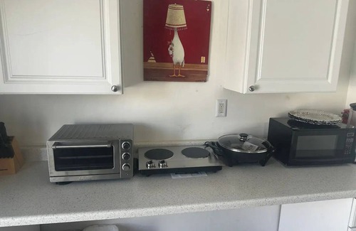Upper Riviera Apartamento | Downtown Charm with AC