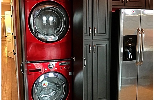 Florence Apartamento | Downtown Court St Custom Loft Granite Hardwoods Techos de 20 pies de acero inoxidable