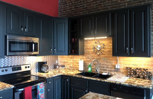 Florence Apartamento | Downtown Court St Custom Loft Granite Hardwoods Techos de 20 pies de acero inoxidable