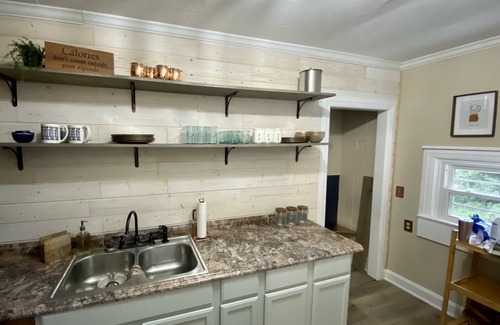 Hartsville Cabaña | Downtown Cozy Cottage Family Retreat