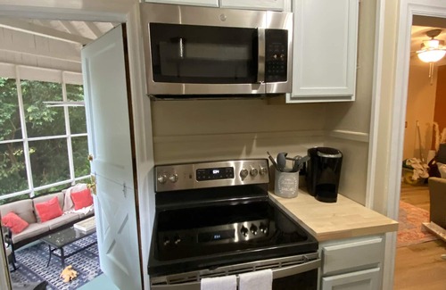 Hartsville Cabaña | Downtown Cozy Cottage Family Retreat