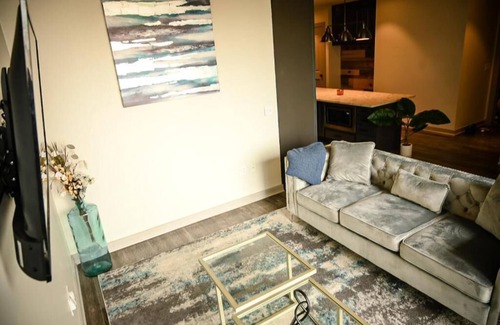 Uptown Condominio | Downtown Dallas Apt w/ View-walking distance to AAC+Free Parking+ Pool+Wifi
