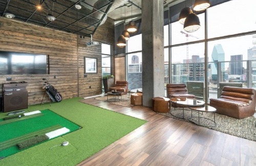Uptown Condominio | Downtown Dallas Apt w/ View-walking distance to AAC+Free Parking+ Pool+Wifi