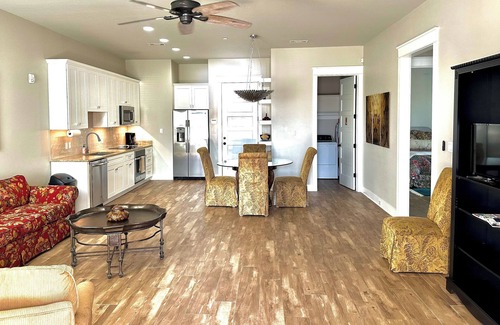 Biloxi Condominio | Downtown Darling - 2 beds with balcony near Biloxi Beach & one block to casinos!