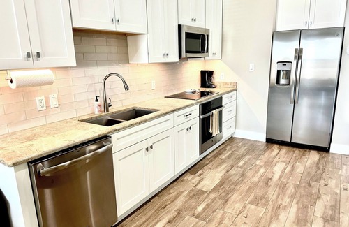 Biloxi Condominio | Downtown Darling - 2 beds with balcony near Biloxi Beach & one block to casinos!