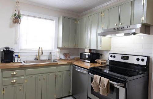 Mount Airy Apartamento | Downtown Delight King Beds Comfort & the Greenway!