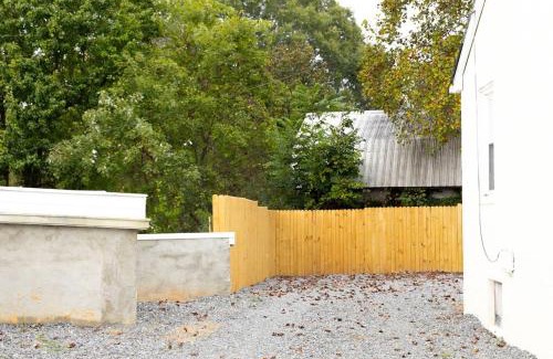 Mount Airy Apartamento | Downtown Delight King Beds Comfort & the Greenway!