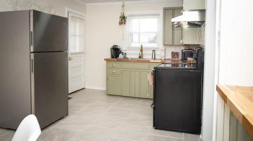 Mount Airy Apartamento | Downtown Delight King Beds Comfort & the Greenway!