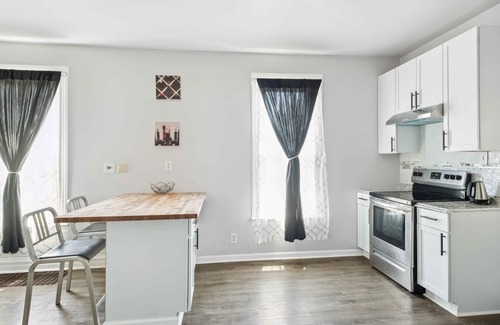 Mexicantown - Southwest Detroit Cabaña | Downtown Detroit Gem 3 Bedrooms & Culture!