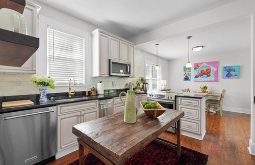 Pettigru Street Historic District Casa | Downtown Elegant ArtBnB in The Gorgeous Historic Pettigru Neighborhood