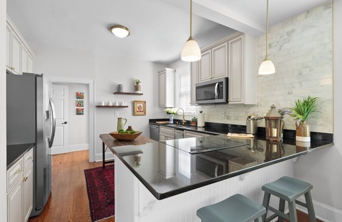 Pettigru Street Historic District Casa | Downtown Elegant ArtBnB in The Gorgeous Historic Pettigru Neighborhood