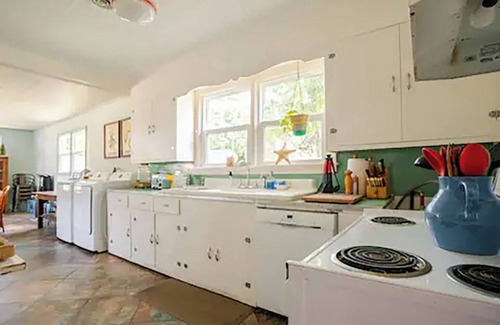 Georgetown Casa | Vintage wabi sabi artist retreat walk to Historic Dist & short drive to beach