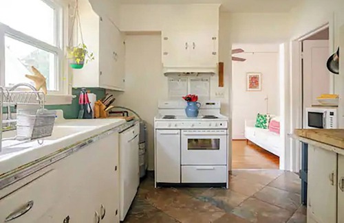 Georgetown Casa | Vintage wabi sabi artist retreat walk to Historic Dist & short drive to beach