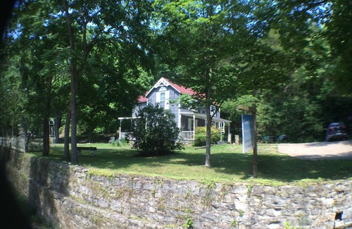 Eureka Springs Historic District Cabaña | El centro de Eureka Springs vacaciones Cottage