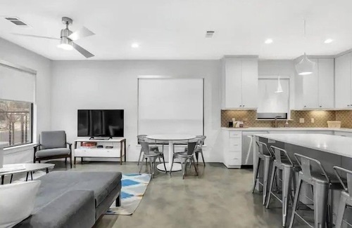 Swede Hill Casa | Downtown Getaway - with Views - Sleeps 12 - near ACL