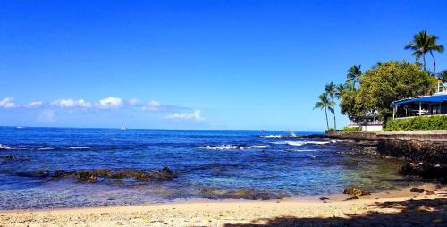 Historic Kailua Village Apartamento | DOWNTOWN HAWAIIAN PARADISE CONDO with Hot Tub, Pool & Beach - Kona Islander Inn