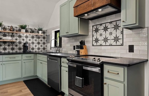Holly Apartamento | Downtown Holly 2 Bed 2 Bath Newly Renovated Second Story Unit!