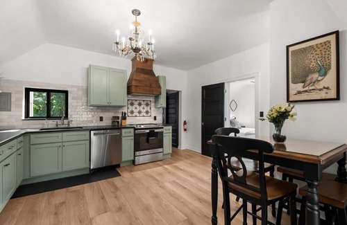Holly Apartamento | Downtown Holly 2 Bed 2 Bath Newly Renovated Second Story Unit!