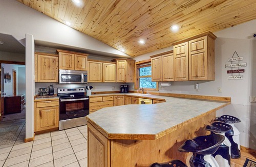 McCall Cabina | El centro de McCall casa w / cubierta cubierta y parrilla para pastelitos!