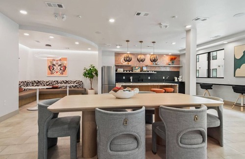 Neartown Condominio | Downtown Houston - Suite - Shared Pool & Gym