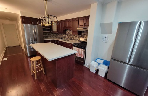 Dovercourt Park Casa | Downtown Huge House Step to Grocery Store Public Transit Library Hospital Park