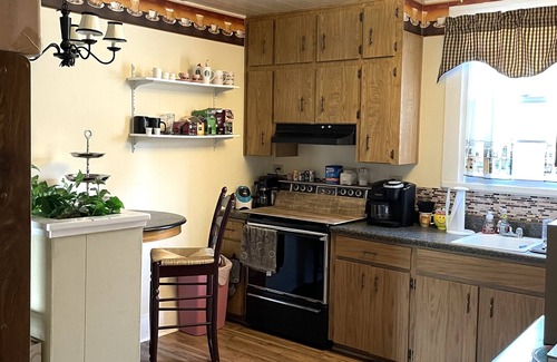 Inverness Casa | Downtown Inverness historic home, hot tub & pet friendly