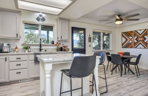Kelseyville Casa | Downtown Kelseyville home l GREAT backyard w/ hot tub & AMAZING Konocti views!