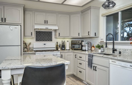 Kelseyville Casa | Downtown Kelseyville home l GREAT backyard w/ hot tub & AMAZING Konocti views!