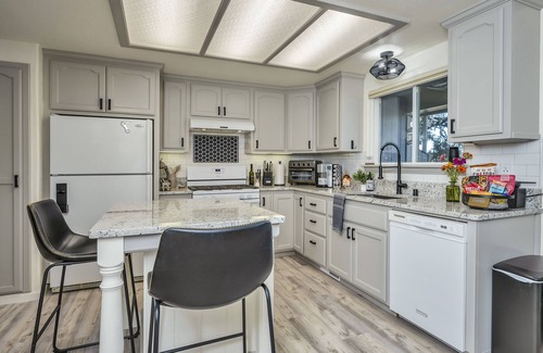 Kelseyville Casa | Downtown Kelseyville home l GREAT backyard w/ hot tub & AMAZING Konocti views!