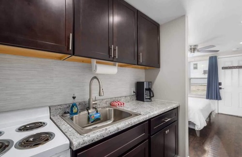 Kimmswick Condominio | Downtown Kimmswick Room~Renovated~Prime Location
