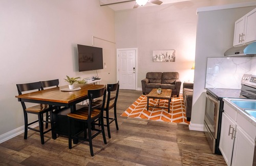 Downtown Lafayette Historic District Condominio | Downtown Lafayette Queen Suite