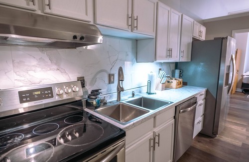 Downtown Lafayette Historic District Condominio | Downtown Lafayette Queen Suite